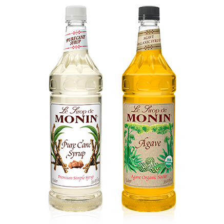 Botellas de vidrio de sirope con sabor a Monin o 'sirop' aisladas sobre  fondo blanco. Productor francés de bebidas, especialmente de jarabes para  bebidas de café Fotografía de stock - Alamy